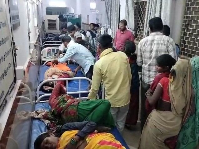 शिवपुरी में ट्रक ने ट्रैक्टर ट्रॉली को टक्कर मारी:एक दर्जन से अधिक मजदूर घायल, काम खत्म कर घर लौट रहे थे