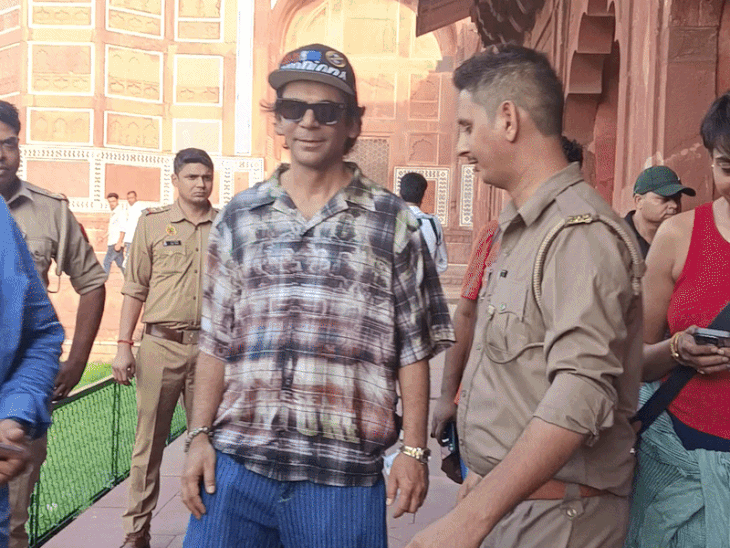 कॉमेडियन सुनील ग्रोवर ने पत्नी के साथ ताजमहल देखा, VIDEO:पत्नी के साथ डायना बेंच पर तस्वीर खिंचवाईं, हाथ पकड़कर घूमे