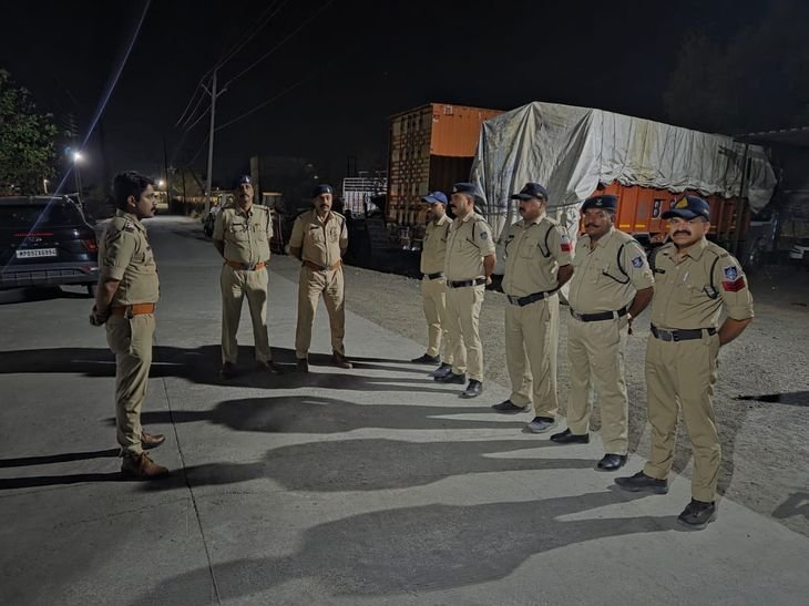 06 वारंटी गिरफ्तार, 3 इनामी आरोपी पकड़े गए:मंदसौर में रातभर सर्च ऑपरेशन, अवैध शराब भी जब्त