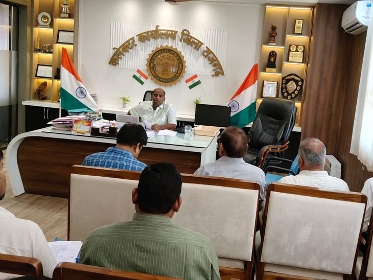 राजगढ़ में अनाज उठाव धीमा पड़ने पर कलेक्टर का अल्टीमेटम:दो दिन में काम पूरा नहीं हुआ तो होगी निलंबन की कार्रवाई