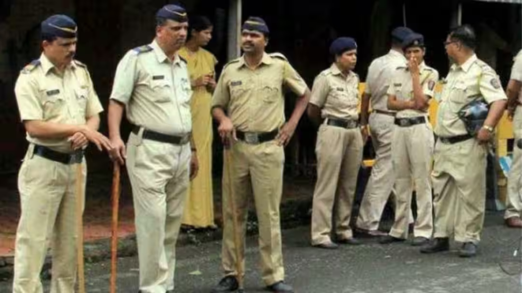 पश्चिम बंगाल में 15 को गिरफ़्तार करने के लिए गिरफ़्तार अधिकारियों को गिरफ़्तार किया गया, तूफान के कारण सड़क जाम कर दी गई