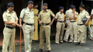 पश्चिम बंगाल में 15 को गिरफ़्तार करने के लिए गिरफ़्तार अधिकारियों को गिरफ़्तार किया गया, तूफान के कारण सड़क जाम कर दी गई