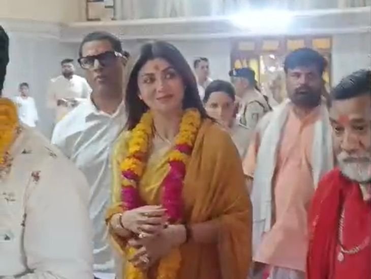दतिया पहुंचीं एक्टर शिल्पा शेट्टी, पीतांबरा पीठ में किए दर्शन:मंदिर में हलचल बढ़ी, सुरक्षा कड़ी रही, दर्शन के बाद ग्वालियर रवाना हुईं