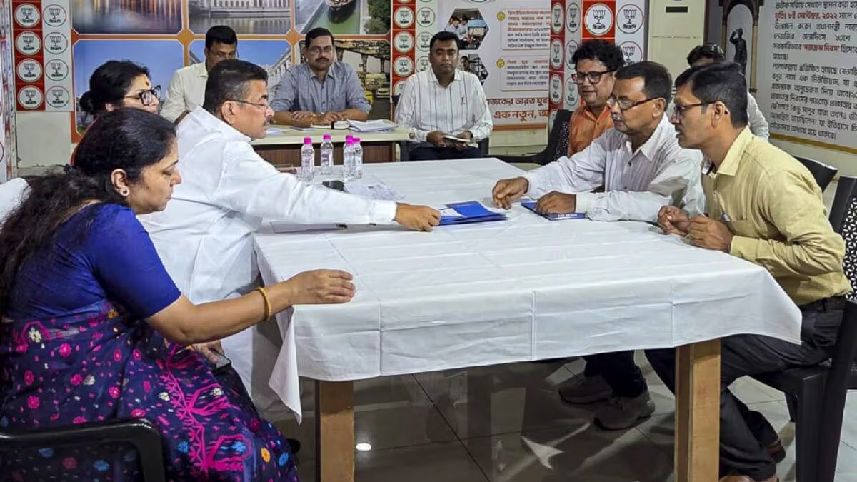 'तुमी' बनाम 'आपणी': सुवेंदु अधिकारी की डिनर डिप्लोमेसी बंगाल की नौकरशाही में बदलाव का संकेत | भारत समाचार