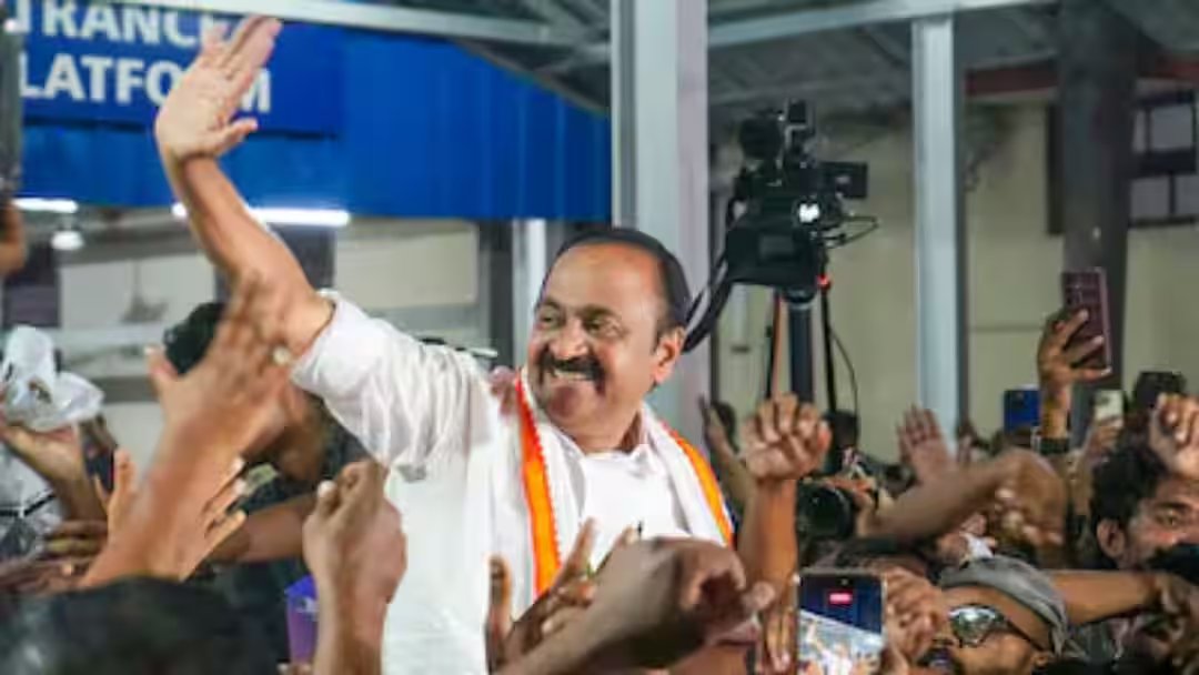 केरल के मुख्यमंत्री वीडी सतीसन: केरल के मुख्यमंत्री वीडी शशीषन ने कार्डिनल क्लेमिस बावा का आशीर्वाद लिया