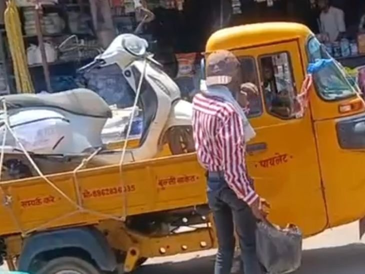 सतना में खराब ईवी स्कूटर को ‘कचरा गाड़ी’ बनाकर घुमाया:बार-बार खराबी से परेशान मालिक का अनोखा विरोध, बाजार में लोगों से कचरा डलवाया