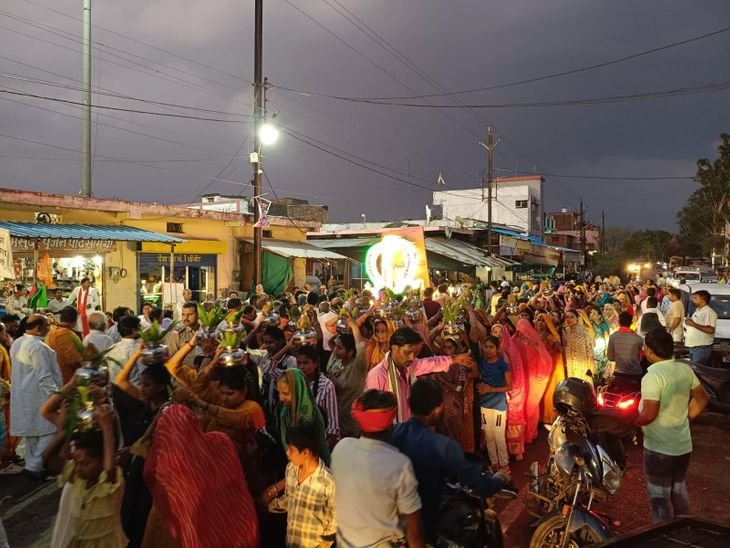 जबेरा में नरसिंह प्रगटोत्सव पर निकली शोभायात्रा:अखाड़ों ने दिखाए हैरतअंगेज करतब; बरगी हादसे की खबर सुन बीच में रवाना हुए मंत्री