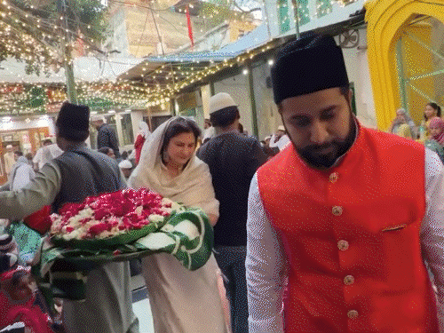 कुनिका सदानंद ने दरगाह वाले वीडियो पर रिएक्ट किया:भागवत कथा में जाने का वीडियो शेयर कर कहा- मजार, मंदिर, चर्च, गुरुद्वारे सभी जगह जाती हूं