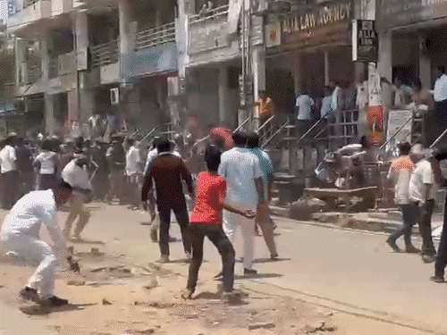 लखनऊ में वकीलों पर लाठीचार्ज, पथराव:कोर्ट के बाहर चैंबर पर बुलडोजर चलता देख भड़के; पुलिस ने खदेड़ा