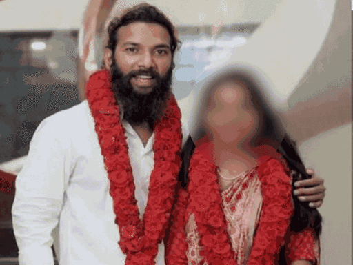 सनोज मिश्रा पर केरल में पॉक्सो में एफआईआर:कुंभ की वायरल गर्ल के साथ छेड़छाड़ में वीएचपी नेता सहित 4 पर केस दर्ज