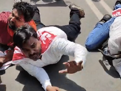 कीड़े-मकौड़े की तरह रेंगते हुए मंत्री आवास पहुंचे प्रदर्शनकारी:लखनऊ में 69000 शिक्षक भर्ती अभ्यर्थियों का अनोखा प्रदर्शन