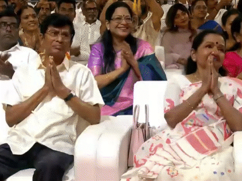 एक्टर विजय की शपथ में माता-पिता हाथ जोड़े रहे:पहली बार किसी नेता ने पैंट, शर्ट, सूट में शपथ ली, राहुल के साथ सेल्फी ली; 6 मोमेंट्स