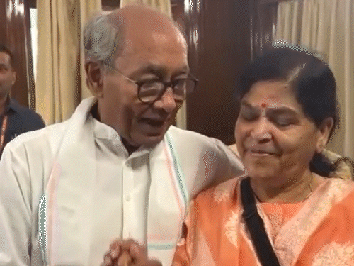 दिग्विजय सिंह बोले- मैं घोर सनातनी हूं:उषा ठाकुर से कहा-क्या तुमने नर्मदा परिक्रमा की है? पूर्व मंत्री बोलीं-पक्के सनातनी हैं, तो मानते क्यों नहीं