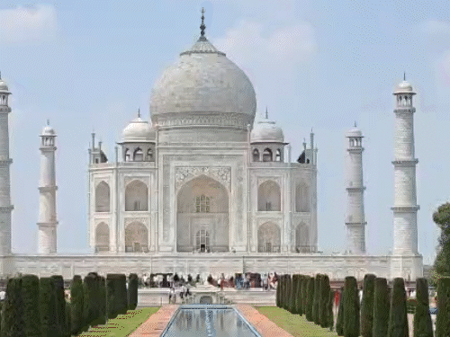 आंधी-बारिश में ताजमहल के पत्थर टूटकर गिर रहे:दीवारों में दरारें, रॉयल गेट भी बदहाल; पूर्व इंचार्ज बोले- अब ASI ठेकेदारों के भरोसे