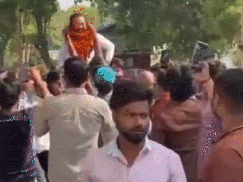 LLB छात्रा से रेप के आरोपी ने जुलूस निकाला:गाजियाबाद जेल से छूटने पर समर्थकों ने फूल बरसाए, हिंदू युवा वाहिनी का नगर अध्यक्ष रहा