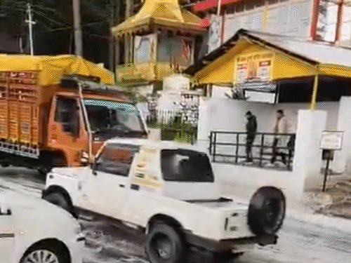 हिमाचल में तूफान से मकान की छत उखड़ी:कुफरी में ओलावृष्टि से बिछी बर्फ की सफेद चादर, गाड़ियां फिसली, लाहौल-सोलन में लौटी ठंड
