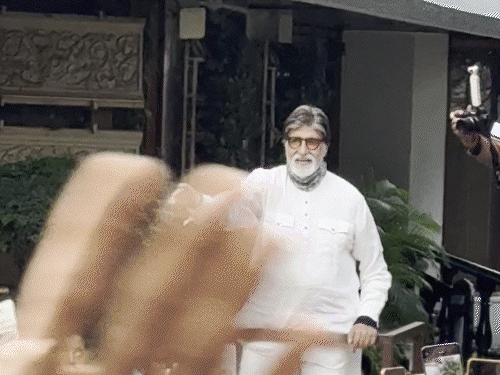 अमिताभ बच्चन के संडे दर्शन के दौरान शख्स बेहोश:बिग बी के घर के बाहर भारी भीड़ के बीच बिगड़ी तबीयत, लोग संभालते दिखे