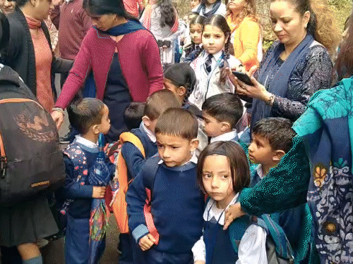 शिमला के स्कूलों को बम से उड़ाने की धमकी:पेरेंट्स-स्टूडेंट्स में हड़कंप, बच्चों को लेने पहुंचे, सुरक्षा एजेंसियां अलर्ट; खाली कराए परिसर