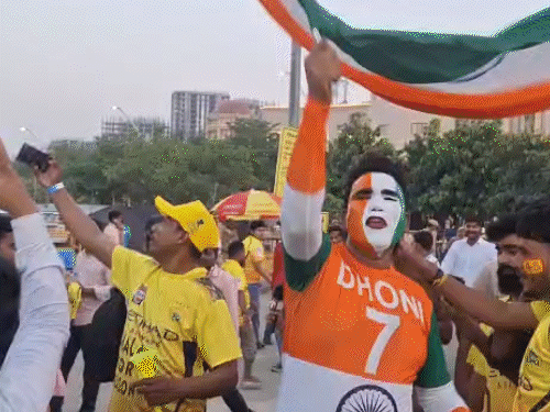 लखनऊ में धोनी की CSK का क्रेज... VIDEO:पीली जर्सी से नहाया इकाना स्टेडियम, मैच से पहले नन्हे फैंस भिड़े