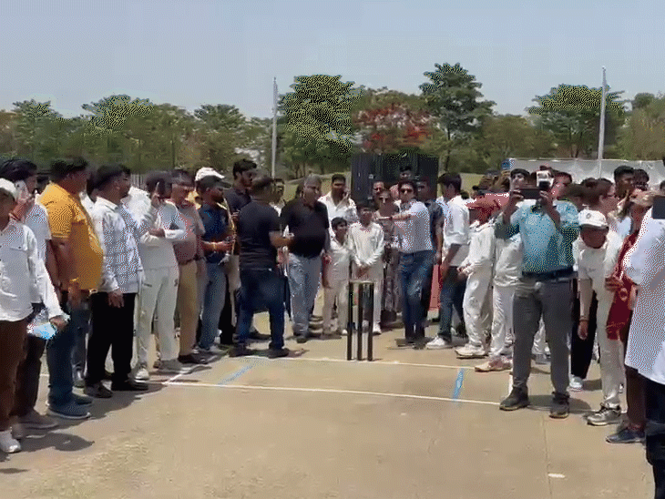 ग्वालियर में शिखर धवन-महानआर्यमन की क्रिकेट जुगलबंदी:महानआर्यमन ने की बॉलिंग, धवन ने किया डिफेंस; MPL वुमन टीम ड्राफ्ट के साथ हाई परफॉर्मेंस सेंटर का भव्य शुभारंभ