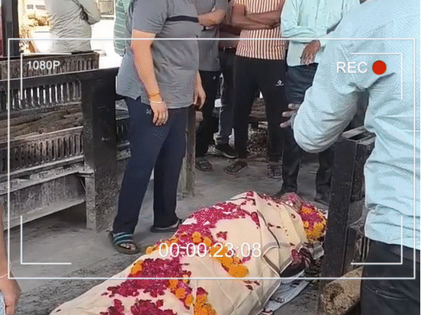 श्मशान के मुर्दों से उतारे कपड़े बाजार में बिक रहे:शादियों और पूजा-पाठ में लोग पहन रहे 'कफन' की साड़ियां; अहमदाबाद तक फैला नेटवर्क