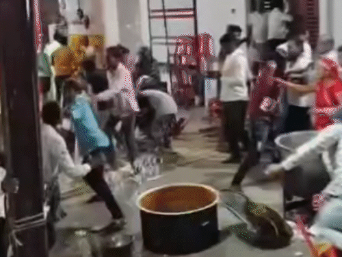 उज्जैन में शादी के दौरान विवाद, कुर्सियां-बर्तन चले, VIDEO:फोटोग्राफर ने महिला को कैमरे के सामने से हटने को कहा, झड़प