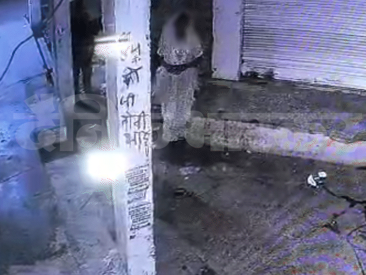 नाबालिग को अगवा कर युवकों ने किया गैंगरेप, VIDEO:छतरपुर में जबरन स्कूटी पर बैठाकर ले गए; आधी रात कार से छोड़कर भागे