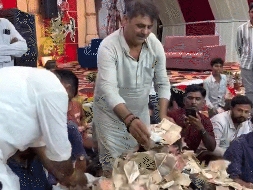 Bhajan Singer Showered With Notes; Donation For School