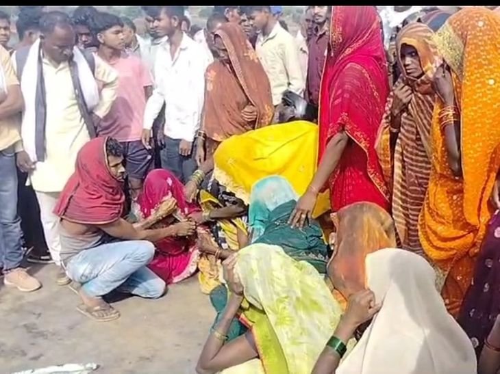 सिंगरौली में हाईवा की टक्कर से युवक की मौत:गुस्साए ग्रामीणों ने किया सड़क जाम; मुआवजे और कार्रवाई की मांग पर अड़े