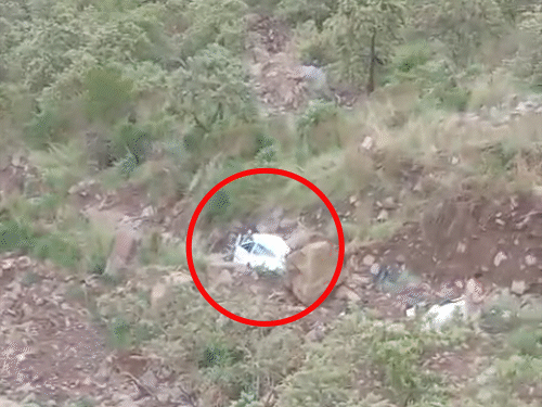 हिमाचल में सड़क हादसा, 6 लोगों की मौत:इनमें 5 गुजरात के, 4 घायल; मनाली से डलहौजी घूमने जा रहे थे, बारिश हो रही थी