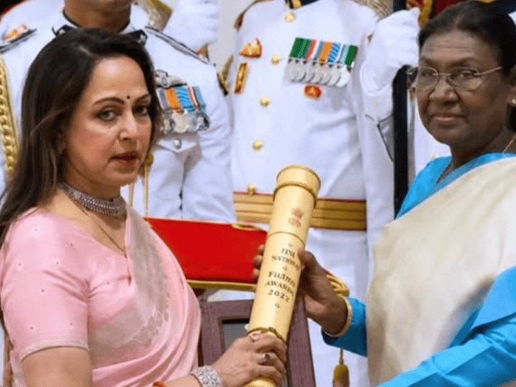 धर्मेंद्र वहां मौजूद थे, हाथ थामे हुए थे:पद्म पुरस्कार लेकर हेमा मालिनी हुईं भावुक, कहा- बहुत ख्याल रखने वाले पति थे, यादों से आंखें नम हो गईं