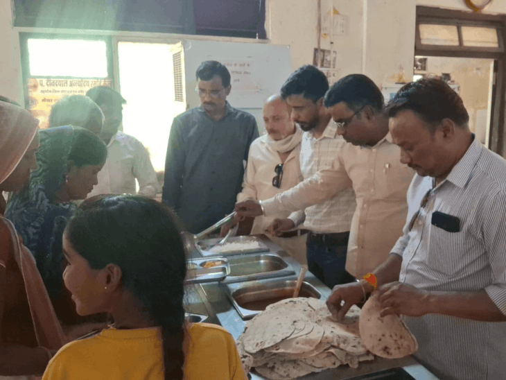 डॉ. मनोहर सिंह ठाकुर की पुण्यतिथि पर नि:शुल्क स्वास्थ्य शिविर:धार में दीनदयाल रसोई में जरूरतमंदों को भोजन वितरित किया गया
