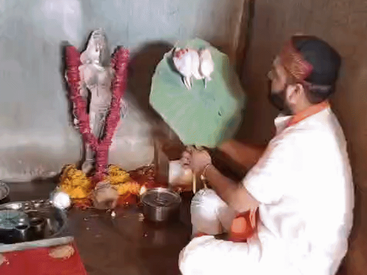 धार भोजशाला में नई गाइडलाइन के बाद शुरू हुई पूजा-अर्चना:गोमूत्र से शुद्धिकरण कर गर्भगृह में मां वाग्देवी की महाआरती, श्रद्धालुओं में उत्साह