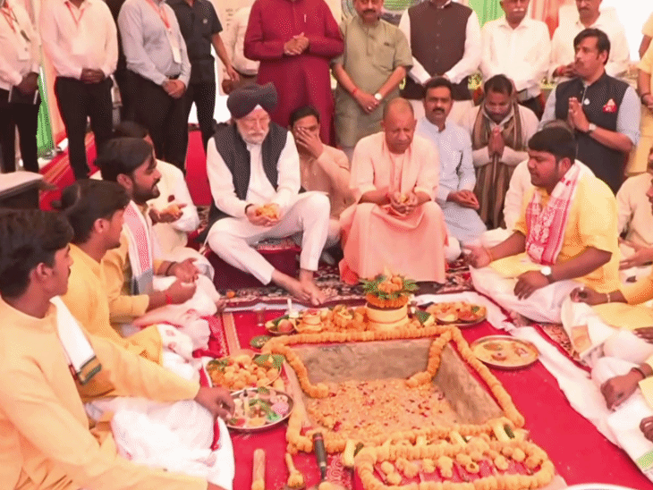 CM योगी ने इंटरनेशनल क्रिकेट स्टेडियम का शिलान्यास किया:केंद्रीय पेट्रोलियम मंत्री हरदीप पुरी भी रहे साथ; सांसद रवि किशन कार पूल करके पहुंचे
