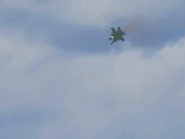 अमेरिका में दो EA-18 फाइटर जेट क्रैश:एयर शो के दौरान हवा में टकराए, कुछ सेकेंड पहले 4 क्रू मेंबर सुरक्षित निकले