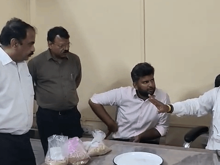 नर्मदापुरम में FCI के रिजेक्शन पर भड़के सांसद दर्शन चौधरी:10 ट्रक लौटने पर बोले- सब गेहूं सिलेक्ट करो, रिजेक्ट नहीं; अफसरों को मौके पर बुलाया