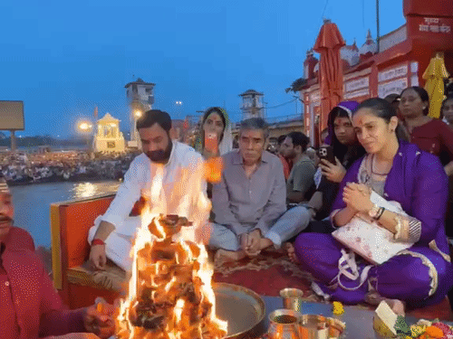 हरिद्वार में सायना नेहवाल ने की गंगा आरती; VIDEO:6 दिनों से उत्तराखंड घूम रहीं, मसूरी में नदी किनारे परिवार के साथ ब्रेकफास्ट