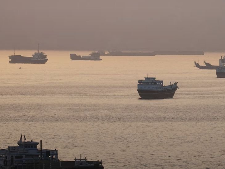 1500 Ships Stuck; Iran Reviews US Peace Proposal