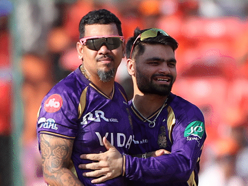 Powells One-Handed Catch & Cummins Costly Over; Kolkata vs Hyderabad Match Moments