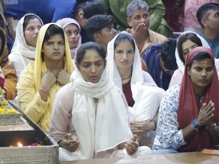 बाबा महाकाल के दरबार में भारतीय महिला क्रिकेट टीम:विश्व कप जीताने वाली टीम की कप्तान हरमनप्रीत और कोच ने नंदी के कान में कही मनोकामना
