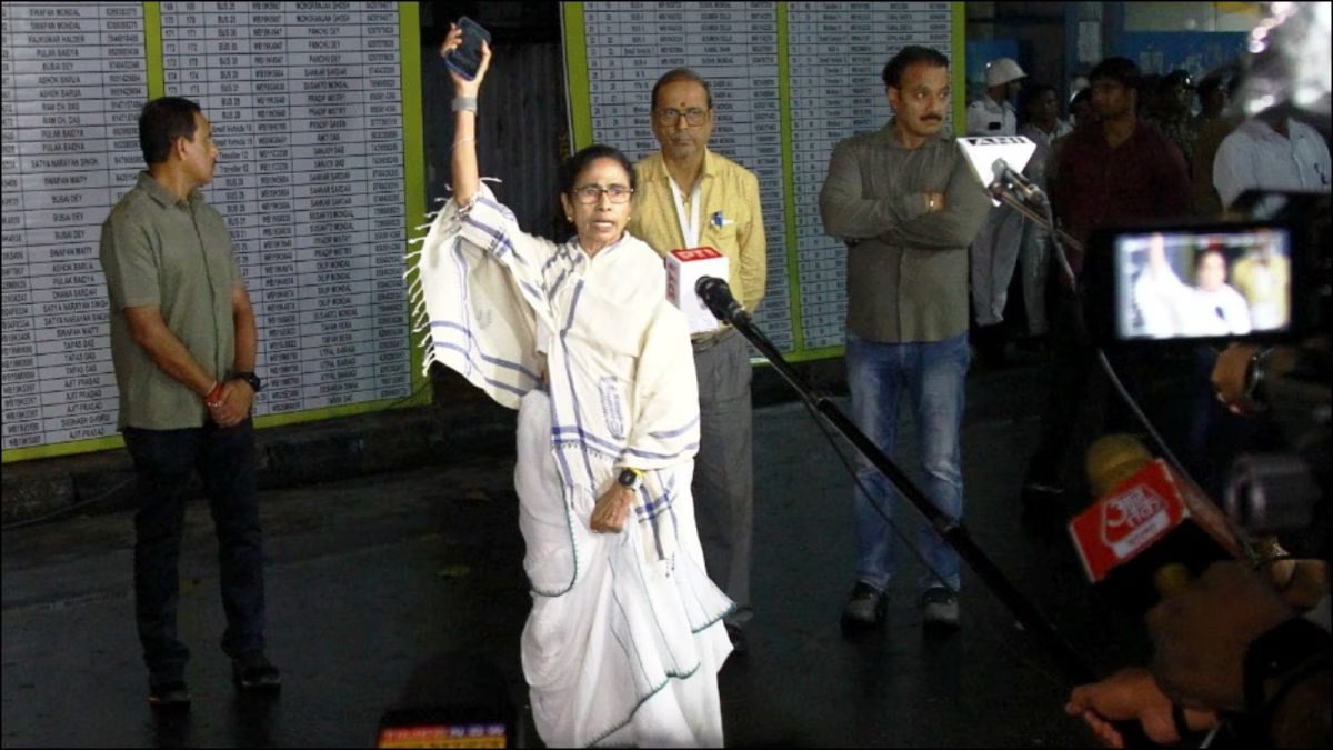 ममता बनर्जी के ईवीएम स्ट्रांगरूम के औचक दौरे के बाद कोलकाता पुलिस ने सभाओं पर प्रतिबंध लगा दिया | भारत समाचार
