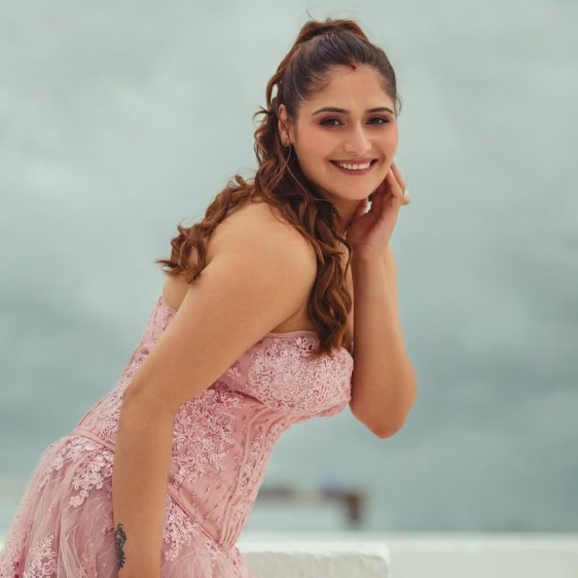 <!-- HTML_TAG_START --><p><span style="background-color:transparent;color:#000000;">टीवी एक्ट्रेस आरती सिंह ने 2024 में शादी रचाई थी। अपने इस स्पेशल दिन के लिए उन्होंने अपनी फिटनेस पर काफी ध्यान दिया था और लगभग 20 दिनों में 5 किलो वजन घटाया था।&nbsp;</span></p><!-- HTML_TAG_END --> <span class="graytxt">Image: instagram</span>