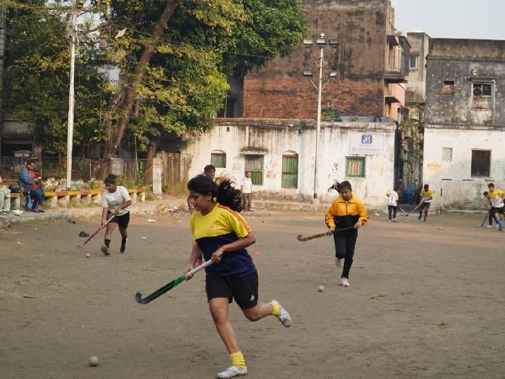 कोलकाता की तंग गलियों में हॉकी का मैदान बना उम्मीद:दो भाइयों की एकेडमी, खेल के सहारे गरीब बच्चों की जिंदगी को नई दिशा