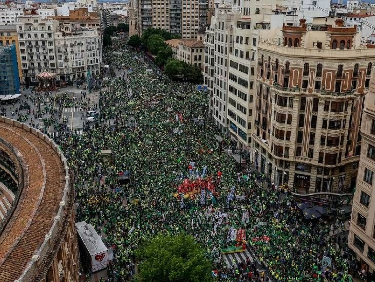 Thousands of teachers take to the streets in Spain demanding a pay raise, disrupting the education of 500,000 students.