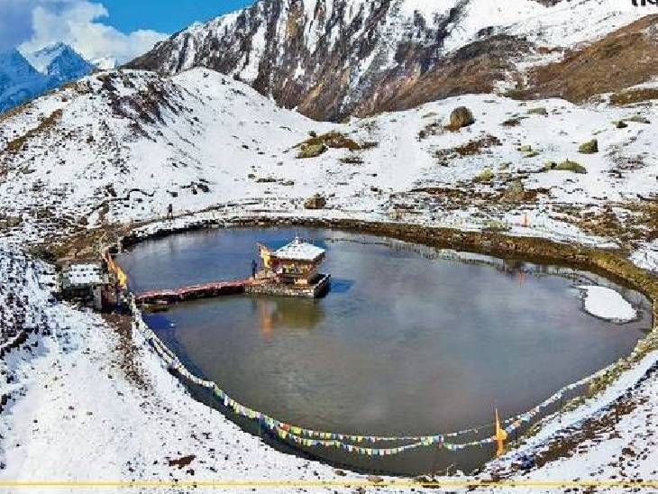 दुनिया के सबसे ऊंचे कृष्ण मंदिर का ट्रैक खुला:बर्फ कम होते ही पहुंचने लगे श्रद्धालु; 12,778 फीट की ऊंचाई पर स्थित है मार्ग