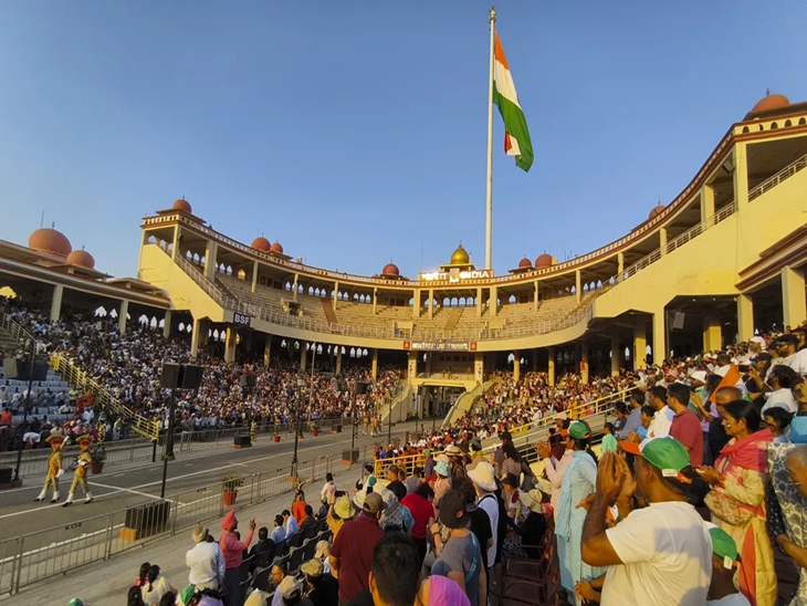 अटारी बॉर्डर पर रिट्रीट सेरेमनी का समय बदला:अब शाम 6 से 6:30 बजे तक होगी, आज से नई टाइमिंग लागू; हजारों लोग पहुंचते हैं