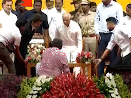 CM विजय ने स्टाफ की टेबल उठाने में की मदद:शपथ ग्रहण समारोह में मंच पर बगल में खड़े राहुल गांधी भी हैरान हुए