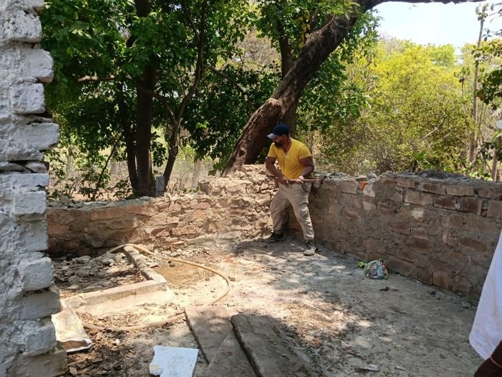 भोपाल के बड़ा तालाब किनारे कार्रवाई:50 मीटर के दायरे में 11 कब्जे हटाए; फार्म हाउस, स्विमिंग पूल भी तोड़ा