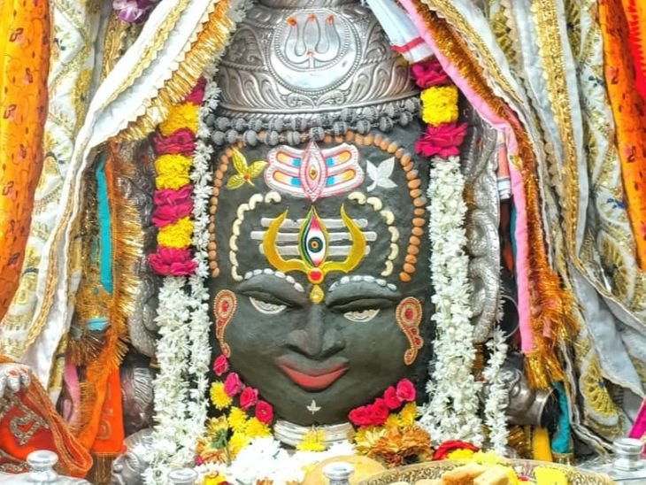 शुक्रवार को महाकाल के भस्म आरती दर्शन:पंचामृत अभिषेक के बाद भस्म से सजे महाकाल, त्रिपुण्ड, त्रिशूल, त्रिनेत्र और भांग से किया दिव्य शृंगार