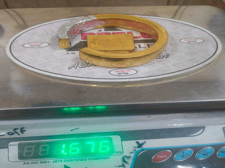 अमृतसर एयरपोर्ट पर यात्री से ₹2.58 करोड़ का सोना बरामद:कड़ा-बिस्किट के रूप में छिपाया गोल्ड, कुआलालंपुर जा रहा था; कस्टम विभाग ने किया गिरफ्तार